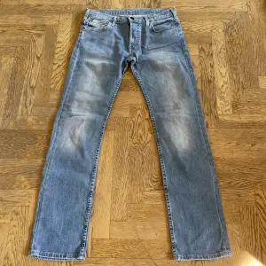 Lee jeans med fin ljus tvätt och bra skick. Straight leg passform på jeansen och storlek 31 X 32! Bara att skriva om ni har några frågor!