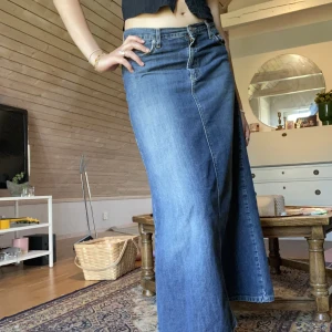 Lång mörk jeanskjol - Jättefin kjol som jag ärvt av min mormor. Är dock lite kort på mig som är 176 och kommer inte till användning. Är i mörk och urtvättat jeanstyg, lowwaist/midwaist.