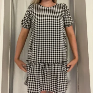 Klänning - Klänning fråg H&M divided i storlek s.  Skön och luftig. Fint skick. 