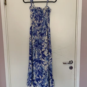 Sommar klänning - Aldrig använd. Ganska lång klänning.