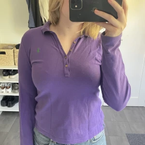 Polotröja - Säljer denna vintage Ralp Lauren polotröjan, så den inte kommer till användning längre. Ser vintage ut och finns ingen storlek utmärkt men skulle säga S/M. 