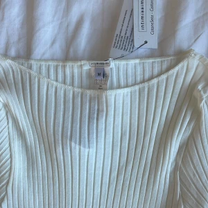 Intimissimi tröja - Säljer min vita oanvända ribbade Intimissimi tröja, lappen kvar och som ny! Storlek M men passar mig som är en XS.
