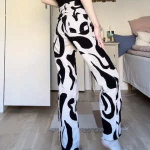 Mönstrade jeans - Coola melerade jeans. Jeansen är high waist straight fit och väldigt bekväma. Endast använda 1 gång.