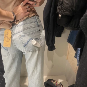 bootcut jeans  - Supersnygga jeans från Beyonce retro, snygga blå stenar på bakfickorna💕