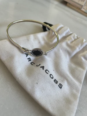 Marc jacobs - Marc jacobs armband, säljer på grund av att jag ej använder silversmycken