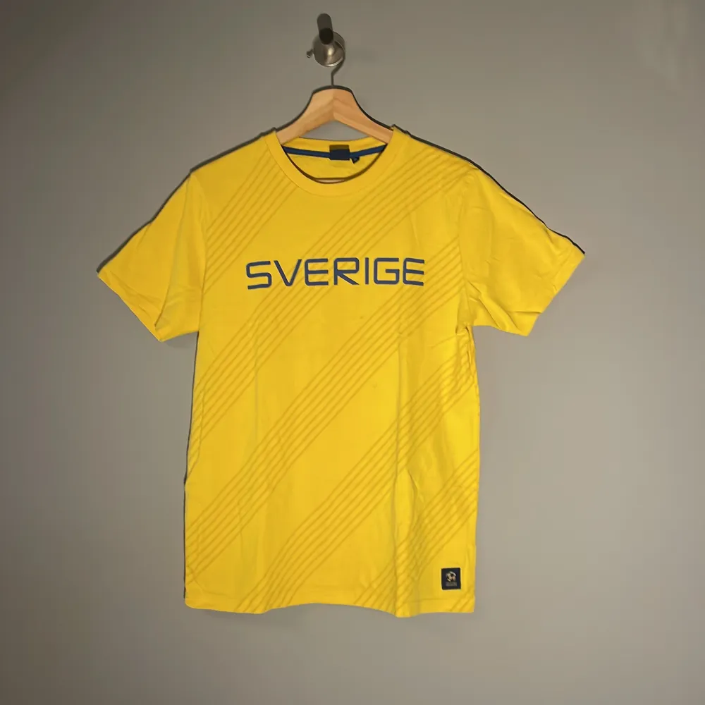 Fet Sverige t-shirt i bra skick. Liten i storleken.. T-shirts.