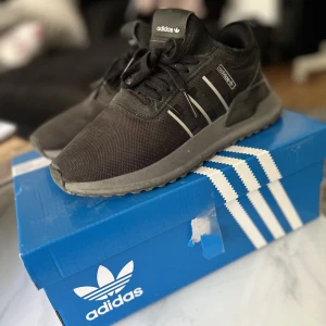 Adidas orginals  - Sneakers i sparsamt skick 