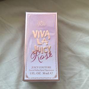 Säljer en oöppnad viva la juicy rose parfym. Plast och allt kvar. 30mL