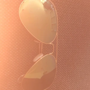 Ray ban avator solglasögon  - Hej jag har ett par ray ban avator solglasögon som jag vilj sälja för 1000 kroner ni betalar frakt 