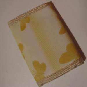 Ny liten kompakt plånbok, gul med fjärilar. Dragkedja, fack, kardborreband.