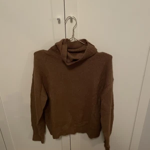 Brun tjocktröja - Brun stickad tjocktröja med polokrage
