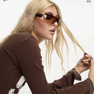 Solglasögon - Solglasögon från asos, använda nån timme knappt så de är som nya. Nypris 289, mitt pris 110kr