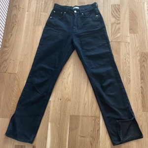 Jeans GinaTricot - Har använt dessa en gång men tyvärr tyckte jag inte om passformen på mig. De är tvättade en gång också. Det är en slits på båda benen.