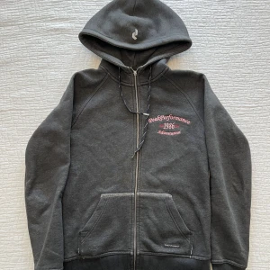 Peak performance hoodie - En äldre modell av en Peak Performance hoodie, i storleken S för damer, skulle säga att den kan användas som unisex, i det fallet XS. Finns tecken på användning men svårt att hitta modellen idag.