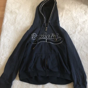 Marinblå zip-up hoodie - Jätte söt tröja som passar både till mys men också som fin tröja.💘