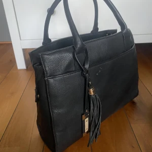Svart handväska  - Flitigt använd, några få fläckar men jag tror säker de går att få bort🥰därav priset, mindre dator får plats (A4)