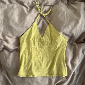 Halternecktopp - Snygg halternecktopp! Bra skick