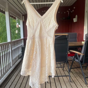 Klänning från H&M, Nyskick!! - Krämvit klänning från H&M som endast är använd en gång, bild 1 är framsidan och bild 2 baksidan av klänningen. Om du har några fler frågor tveka inte att höra av dig🥰