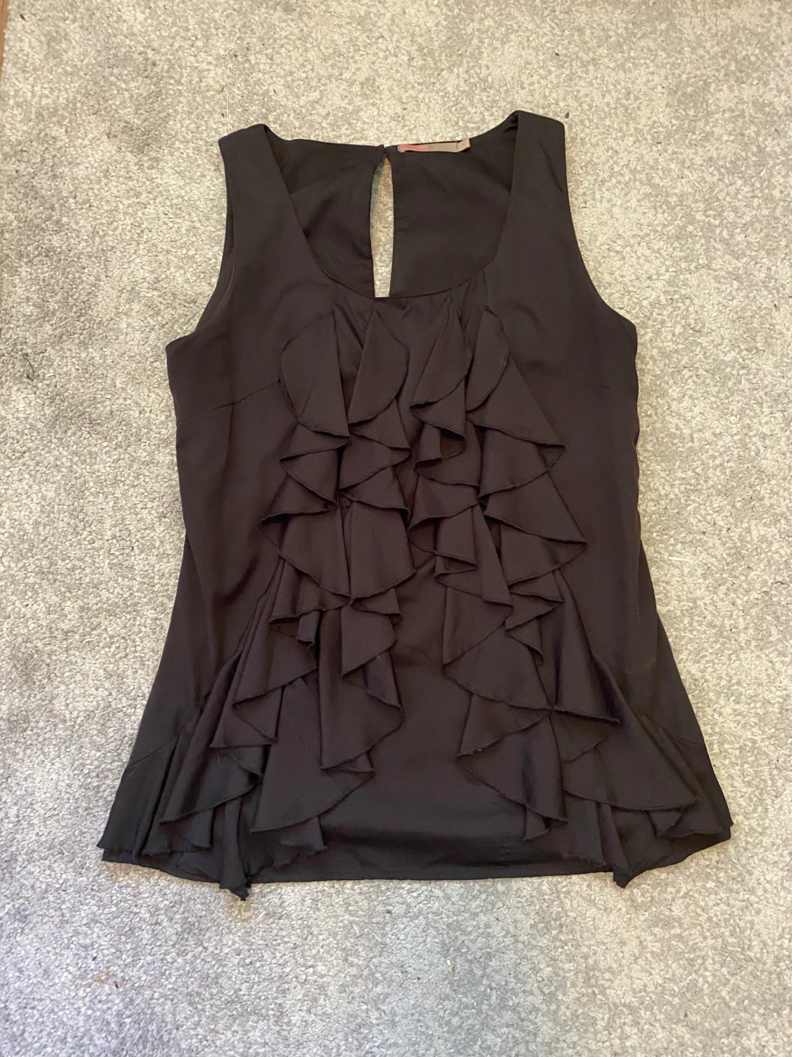 Svart linne med volanger