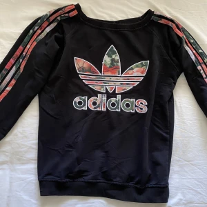Tröja - Fake, adidas tröja. Köpt i Turkiet. Storlek M. Tunn och skön.