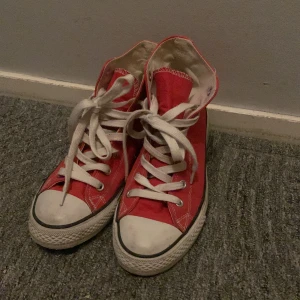 Röd-vita basketkängor - Nästan oanvända basketkängor i rött canvastyg med vit gummisula. Liknar Converse klassiska modell. Storlek 36 Köpt för 250 kr, säljer för 100 kr.