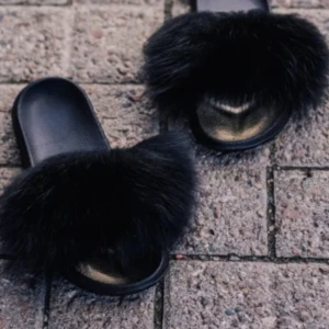 Pälstofflor  - Säljer helt nya fluffy päls tofflor som jag köpte på Garoff, säljer pågrund av fel storlek. Kom privat för fler bilder.