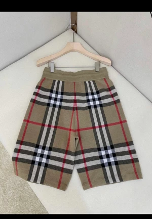 Hel sett shorts och t-shirt. Burberry - Nytt skick.