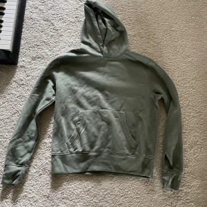 grön hoodie - grön hoodie från elitzia. endast använd ett fåtal gånger 