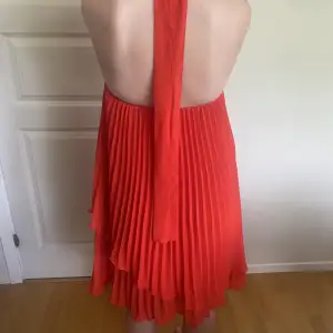 Superfin och somrig röd volangklänning från hm!❤️Storlek 32 men passar mig perfekt som brukar ha storlek 36-38🌹TRYCK GÄRNA PÅ KÖP NU! Köparen står för frakten 🫶🏼