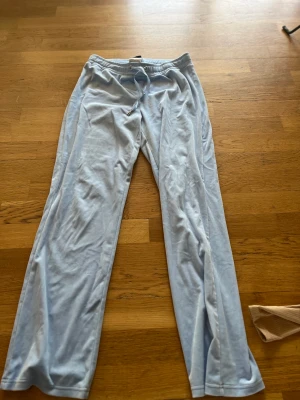 Mjukis byxor  - Mjukis byxor med knyte i höften 