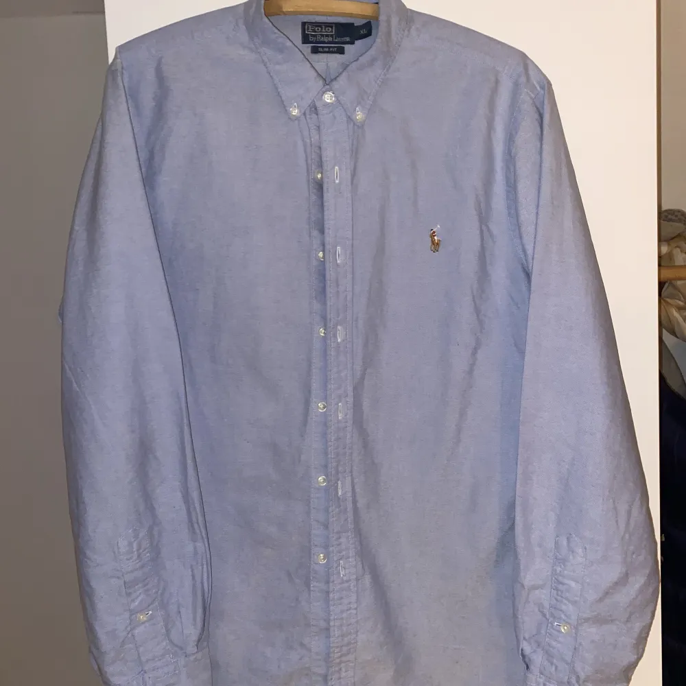 Säljer en snygg fräsh Ralph Lauren skjorta i bra skick 9/10 inga defekter. Original pris ca 1400.. Skjortor.