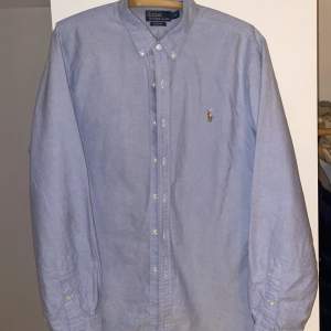 Säljer en snygg fräsh Ralph Lauren skjorta i bra skick 9/10 inga defekter. Original pris ca 1400.