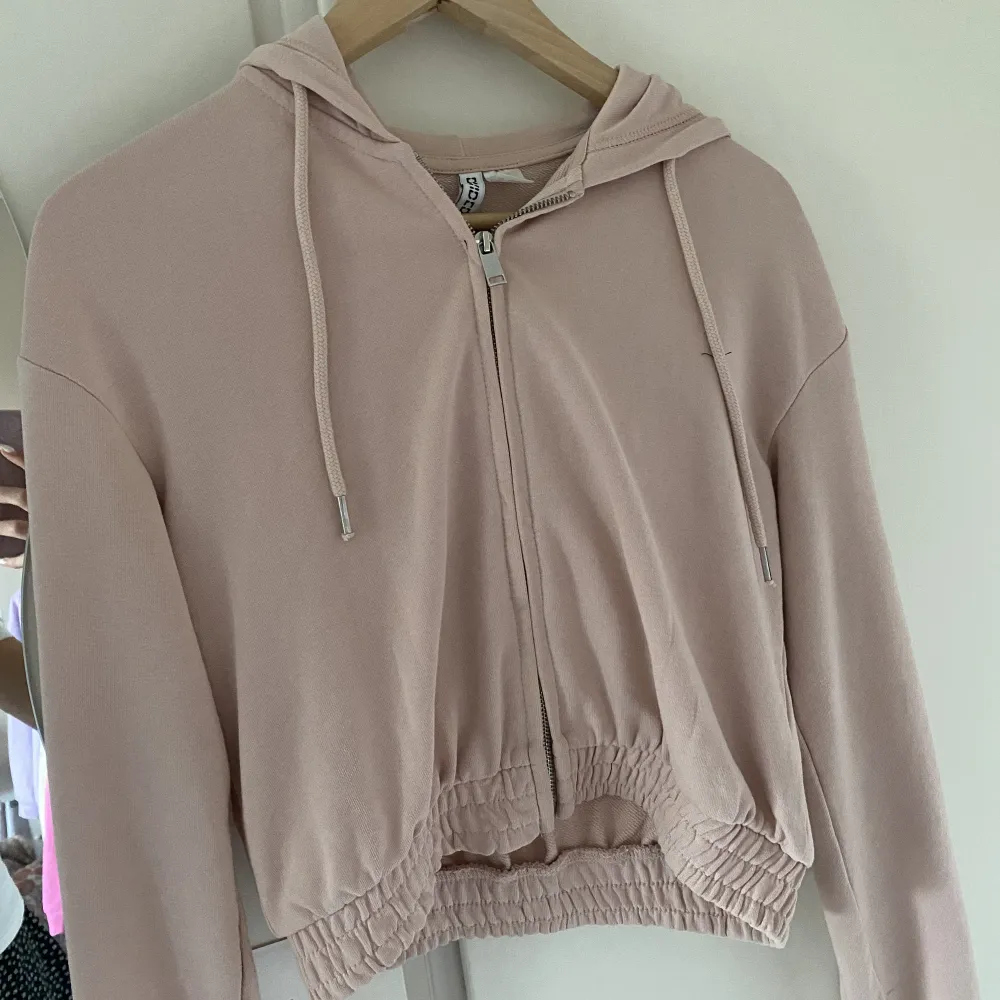 Tröja från H&M, finare rosa färg i verkligheten . Neuletakit & Villapaidat.