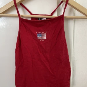 Topp  - Fin topp, använd få gånger. Den har mest legat i garderoben så den kan ha blivit lite skrynklig.