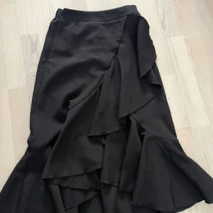 Kjol - Jättefin kjol fint skick endast använd vid enstaka tillfälle. Nypris 159 kr mitt pris 80kr.