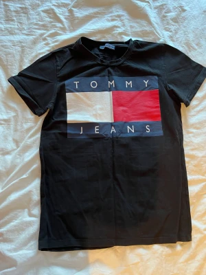 T-shirt Tommy Hilfiger  - Storlek S