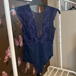 Body  - Blå body med string och låg baksida. Från märket pieces i storlek S. Endast tvättad och testad!