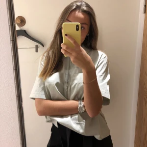 Blus /skjorta från COS - Säljer denna fina blusen/skjortan från COS, använd 2 gånger. Storlek S.