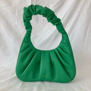 Listen handväska från JW Pei.  Mäter 21x6x30 cm  Perfekt skick  Ärtgrön färg, vegansk läder