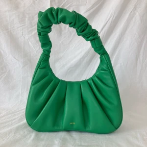 JW Pei  - Listen handväska från JW Pei.  Mäter 21x6x30 cm  Perfekt skick  Ärtgrön färg, vegansk läder