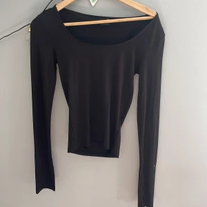 Tunn tröja  - Säljer denna jättefina båtringade. ganska trendiga tröjan från Gina tricot. Säljer då den var lite för liten för mig. Använd 0 gånger och är därför i super bra skick. Kontakta mig för fler frågor och/eller bilder😊💗