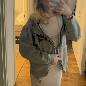 Tröja  - Ascool hoodie från tapout i storlek M, passar både tjej och kille men är ganska liten i storleken! 💕