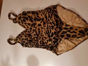 Leopardmönstrad baddräkt i strl 40 med rynkad magr för fin silhuett och snyggare mage
