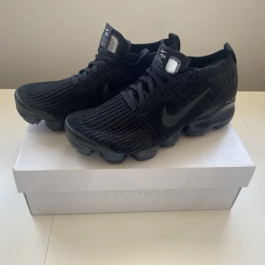 Nike vapormax flyknit - Endast använt skorna enstaka gånger och de är i top skick! Har kvitto och alla original saker som skickats med. Vid frågor kontakta gärna mig!