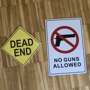 Skyltar - Skyltar perfekta att sätta på väggen som inredning. Aldrig använda. ”dead end” är fortfarande inplastad. Skriv vid frågor eller om du vill ha fler bilder! Köparen står för frakt