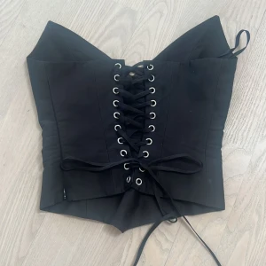 Svart korsett  - Hej! Säljer en svart korsett från mixedgals. Fint skick, kommer tyvärr inte till användning som den förtjänar. Betalade 1000+ kr för denna samt tull❤️😍