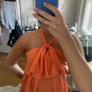 Topp hm - Topp från hm med knytning! I fint skick. Den passar mig som är xs-s