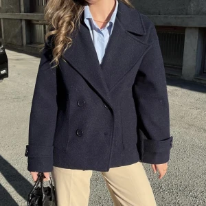 Gina kappan från design by si - Finaste korta kappan från design by si, inköpt i mars så sparsamt använd.💌