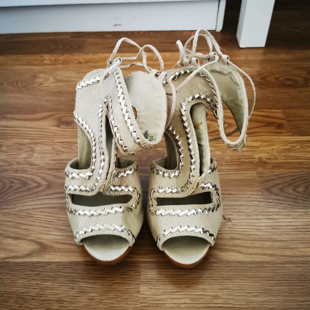 High heeled sandals size 38. Like new . Skor.