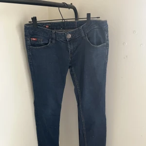 Jeans - Säljer de här skitsnygga raka lågmidjade jeansen från Lee Coper. De har inga defekter och är i bra skick. Använda fåtal gånger. Passar på mig som är 175.   Skriv vid intresse, pris kan diskuteras.